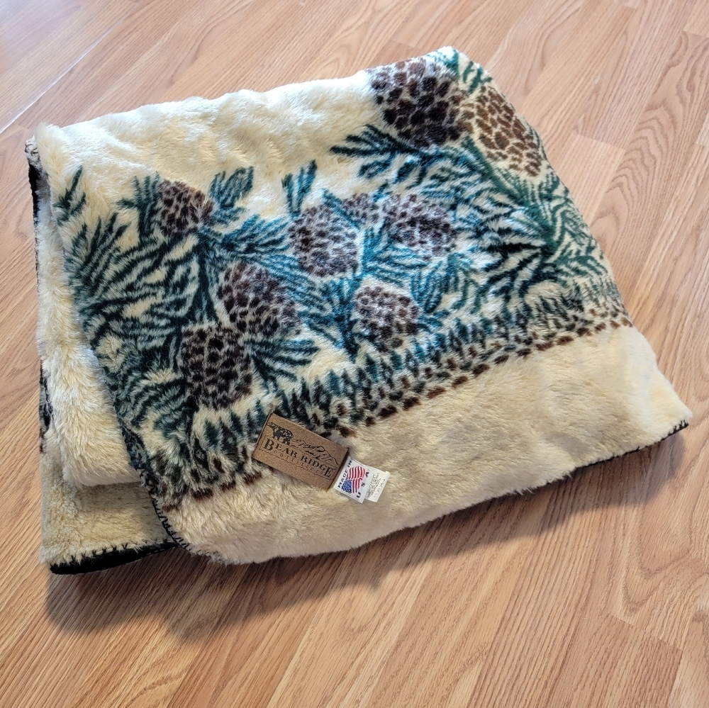 Vintage bear ridge outfitters country pinecone USA fleece lined throw blanket
